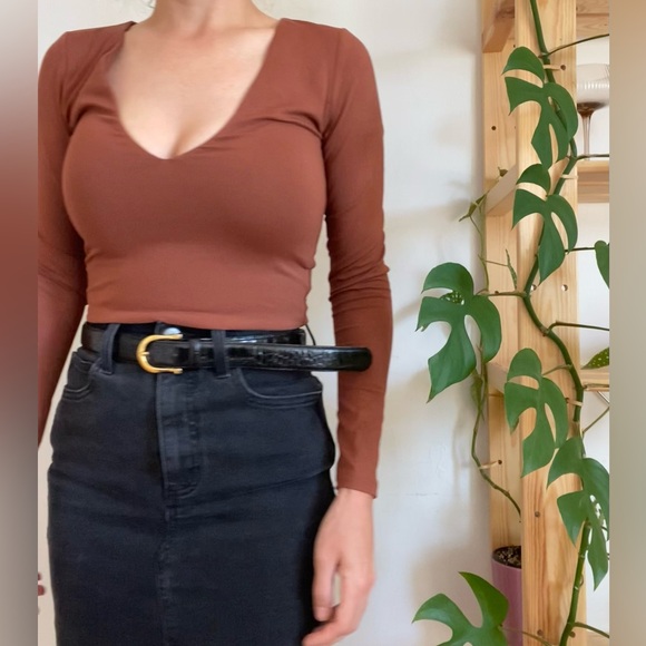 Aritzia Babaton contour v-neck longsleeve - Picture 1 of 3